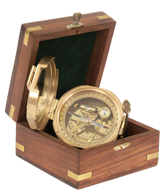 Náměrový kompas v dřevěné kazetě